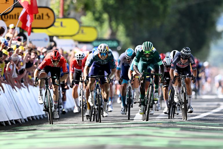 Tour de France luistert naar Wout van Aert en declasseert sprinters: 'Frustrerend, ik werd door hem ingesloten'