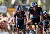 Primoz Roglic met een beschadigde schouder. © Getty Images