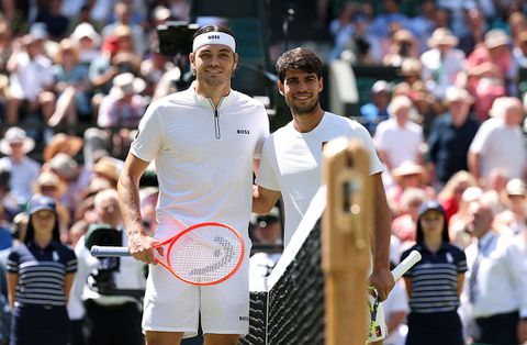 Toptennisser Carlos Alcaraz maakt kans op hattrick Wimbledon na zinderende halve finale tegen Taylor Fritz