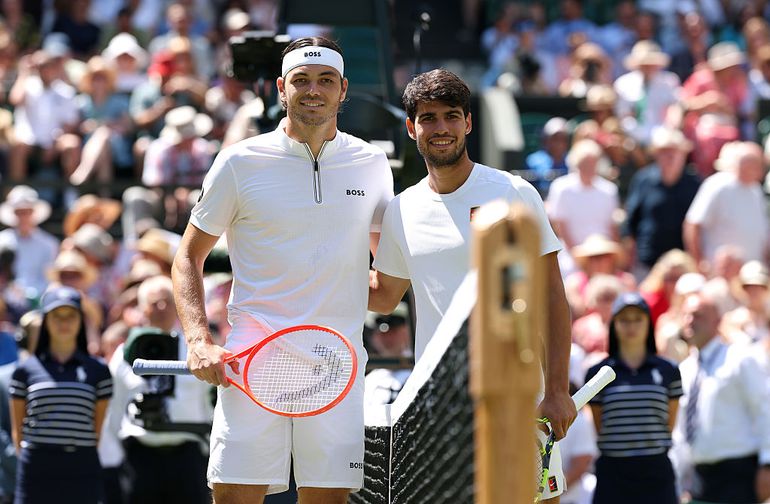 Toptennisser Carlos Alcaraz maakt kans op hattrick Wimbledon na zinderende halve finale tegen Taylor Fritz