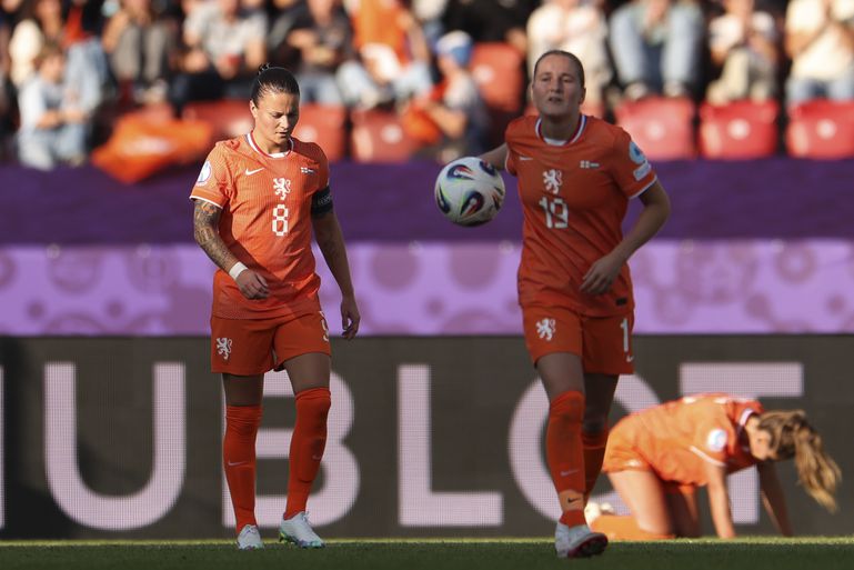 Emotionele Oranje Leeuwin hekelt moeilijke keuze: 'Wil ik nog wel ver weg zijn van mijn kinderen?'