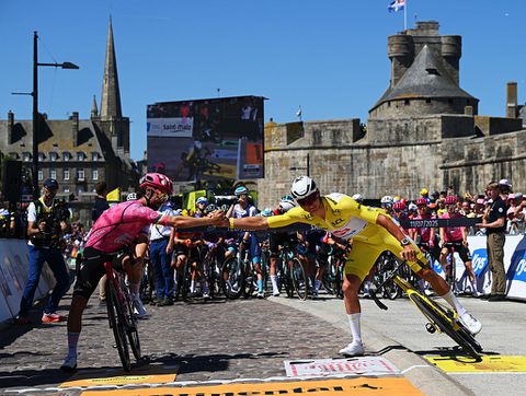 'Slaperige' Mathieu van der Poel in spagaat in Tour de France: 'Dat speelt ook mee'