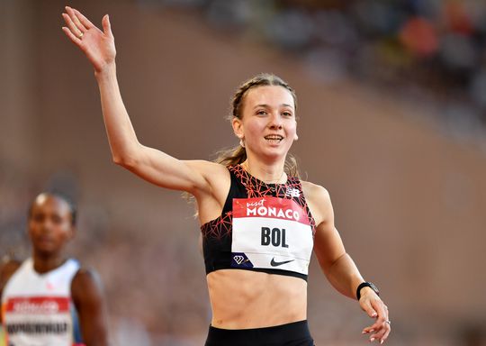 Topatlete Femke Bol snelt in nieuw record naar goud bij Diamond League in Monaco