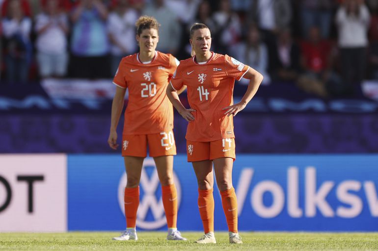 Aangeslagen Jackie Groenen moest hoofd legen na pijnlijke afgang: 'Dat doet wel zeer'
