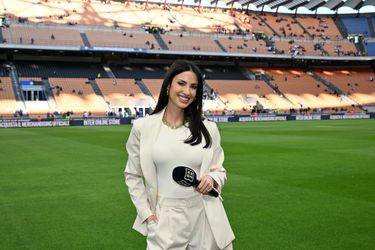 Betoverende presentatrice (34) belandt in rel vanwege 'vulgaire' outfit: 'Daar scheelt het in Italië aan'
