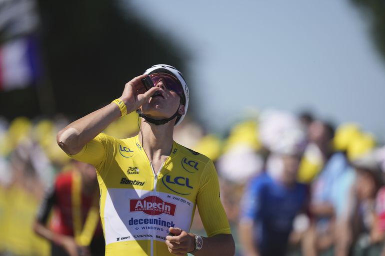 Ongeloof bij Mathieu van der Poel vanwege 'robots' in Tour de France: 'Ik vraag me af hoe ze dat doen'
