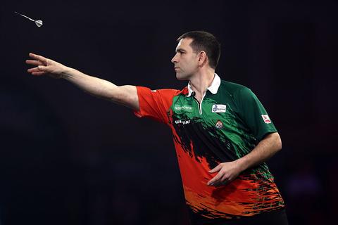 Grote schrik op Euro Tour in Leverkusen: dartwedstrijd stilgelegd na onwelwording op podium