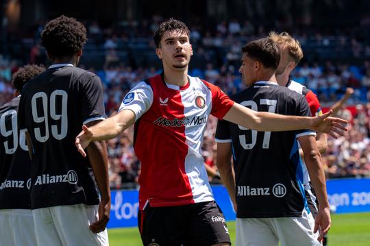 Giovanni van Bronckhorst lovend over Shaqueel van Persie bij Feyenoord: 'Dat kunnen we allemaal zien'