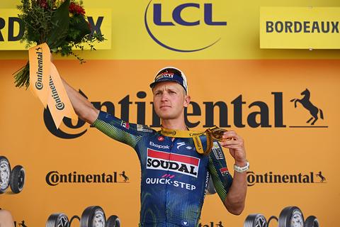 Emotionele Tim Merlier draagt overwinning in Tour de France op aan familievriend: 'Hoop dat hij het nog gezien heeft'
