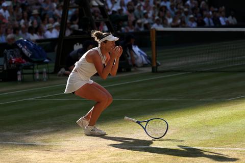 Toptennisster Linda Noskova (21) herpakt zich na instorting in Wimbledon-finale en wint eerste grandslamtitel