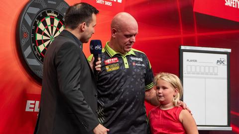 Dochter (8) van topdarter Michael van Gerwen steelt de show bij Euro Tour in Leverkusen