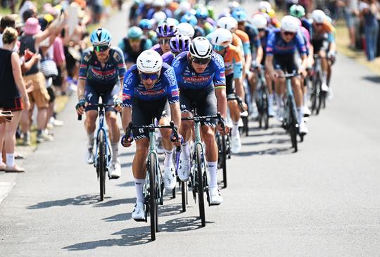 Organisatie Tour de France grijpt in wegens 'extreme omstandigheden'
