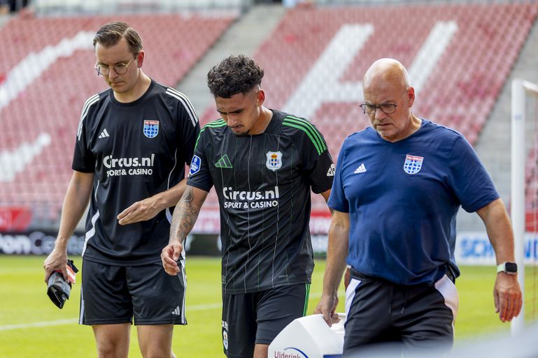 Ajax-huurspeler Tristan Gooijer verlaat veld in tranen bij FC Utrecht - PEC Zwolle