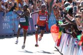 Tigst Assefa diende een protest in tegen de gouden Sifan Hassan na haar inhaalactie in de laatste meters van de olympische marathon. ©Getty Images