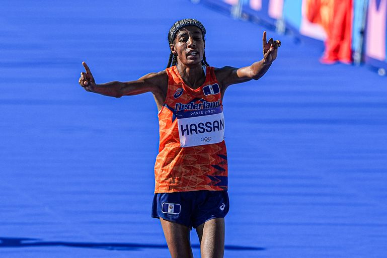 Emoties schieten alle kanten op bij uitzinnige Sifan Hassan na goud op marathon bij Olympische Spelen: 'Ik had zo'n spijt!'