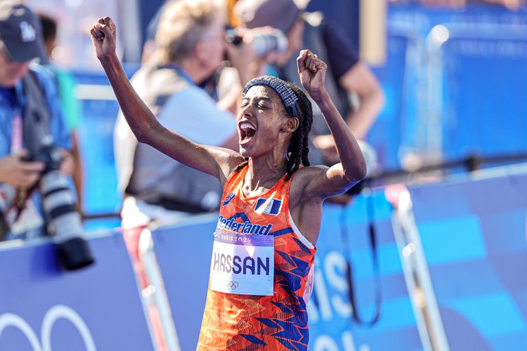 Nagenieten! Bekijk hier de waanzinnige eindsprint die Sifan Hassan gedroomd goud oplevert