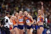 Lieke Klaver, Femke Bol, Cathelijn Peeters en Lisanne de Witter (van rechts naar links) vieren het zilver. © Getty Images