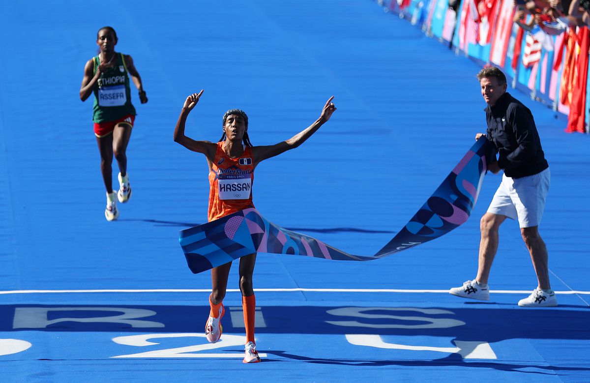 Buitenaardse Sifan Hassan pakt sensationele gouden medaille op marathon en voltooit unieke trilogie op Olympische Spelen