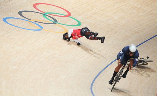 Gevallen baanwielrenner die met nekbrace werd afgevoerd op Olympische Spelen 'kan lopen en praten'
