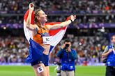 Femke Bol met de Nederlandse vlag. Getty Images