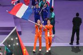 Femke Bol en Harrie Lavreysen met de Nederlandse vlag / Getty Images