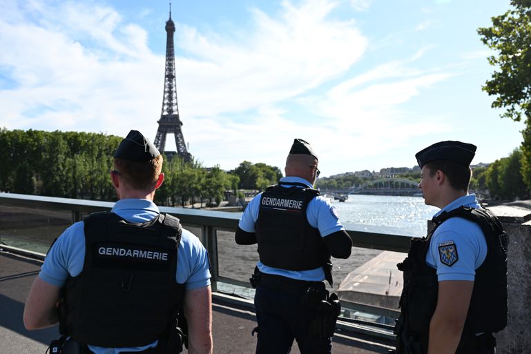 Gevaarlijk én indrukwekkend: politie moet vlak voor sluitingsceremonie man uit Eiffeltoren halen