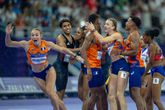 Dolle vreugde bij Lieke Klaver, Femke Bol, Isaya Klein Ikkink en ugene Omalla na het behalen van goud. © Getty Images