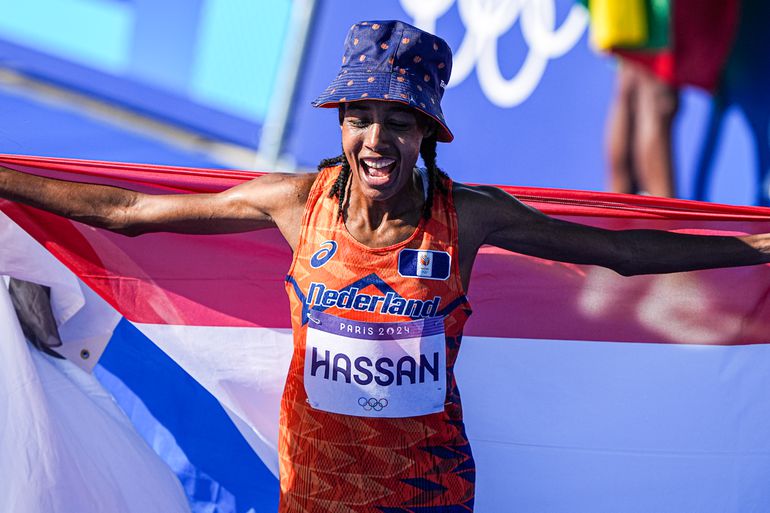 Bekijk hier de mooiste beelden van het marathongoud van Sifan Hassan: atlete laat de wereld versteld staan met unieke prestatie op Olympische Spelen