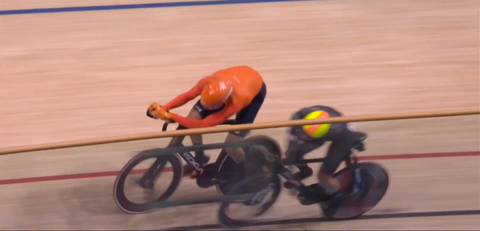 Jury blijkt toch daadkrachtig bij baanwielrennen: Nederlands duo uren na 'kopstoot' gediskwalificeerd op Olympische Spelen