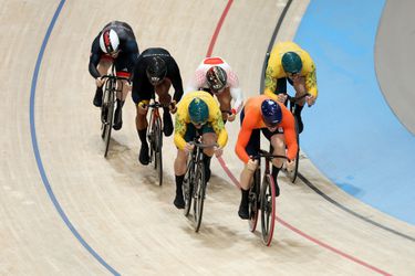 Waanzin! Zo schrijft Harrie Lavreysen olympische historie, bekijk hier de beelden van de keirinfinale