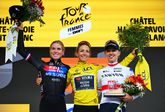 Demi Vollering (links), Pauline Ferrand-Prévot (midden) en Kasia Niewiadoma (rechts) op het eindpodium van de Tour. © Getty Images