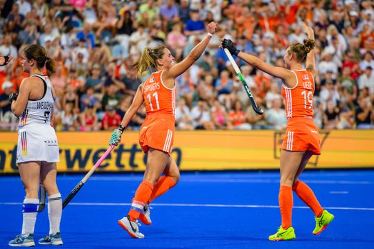 Nederlandse hockeysters zo goed als zeker van halve finale EK, bijzonder jubileum voor Pien Sanders