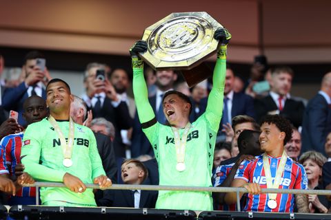 Doelman die Arne Slot en Liverpool van volgende prijs afhield deelt beelden van geheim hulpmiddel