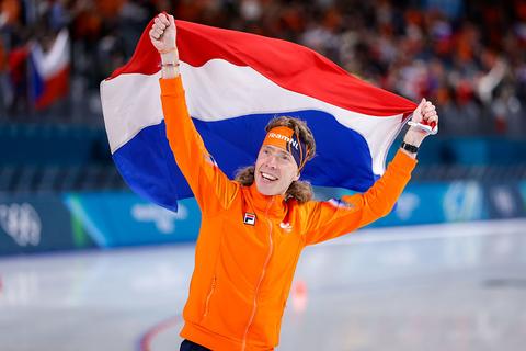 Nederlandse topschaatser lacht om vraag over iconisch kapsel: 'Komen er steeds meer bij'