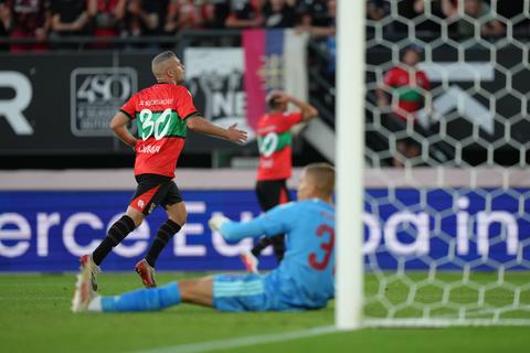 Live Champions League | Bryan Linssen schiet NEC op gelijke hoogte, Olympiakos met tien man