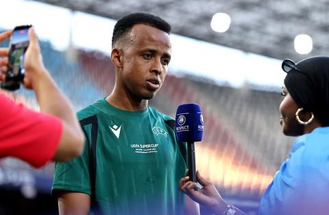 Veelbesproken scheidsrechter neemt 'cadeau' van UEFA vol trots aan: 'Veel mensen hebben medelijden met me'