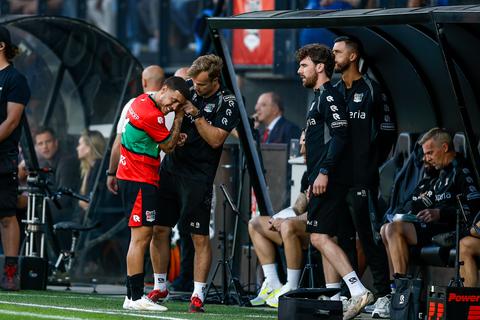 NEC tijdelijk met tien man in cruciaal Champions League-duel om bijzondere reden