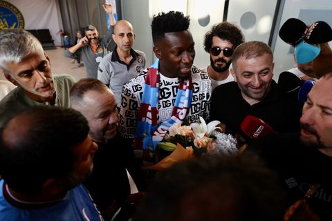 Omstreden keeper André Onana na grote blunder op Turks vliegveld opgewacht door fans van nieuwe club