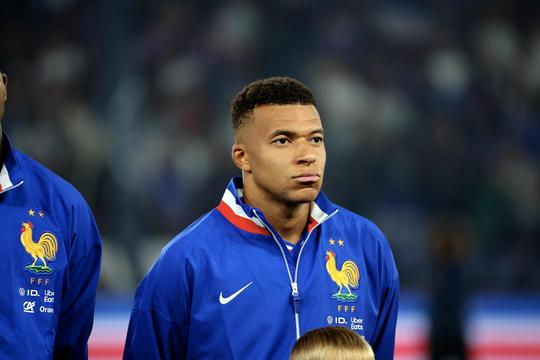 Topvoetballer Kylian Mbappé onthult opvallend horloge: dit megabedrag moet je ervoor betalen
