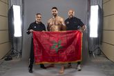 Topvechter Mohamed Tchouassie (midden) met kickbokscoach Said El Badaoui (rechts) zijn helemaal klaar met Glory. ©Glory