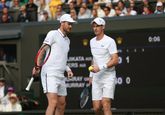 Jamie Murray in actie met broer Andy Murray op Wimbledon 2024. ©Getty Images