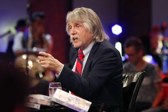 Intieme beelden Johan Derksen zorgen voor hilariteit: 'Morgen wil iedereen je zoenen'