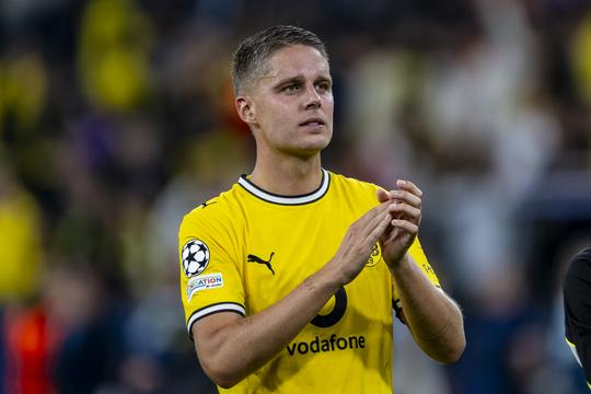 Topvoetballer Joey Veerman laat nieuwe teamgenoten losgaan op Nederlandse muziek: 'Handen in de lucht'
