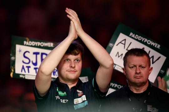 Wrange tegenstelling voor topdarter Kevin Doets na sterke periode: 'Privé is het mijn slechtste jaar'
