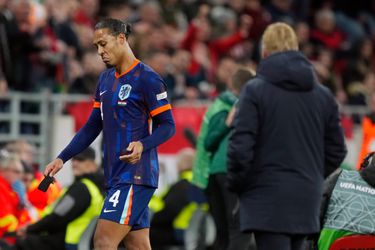 Virgil van Dijk vindt rode kaart onbegrijpelijk en sneert naar 'discutabele' scheidsrechter