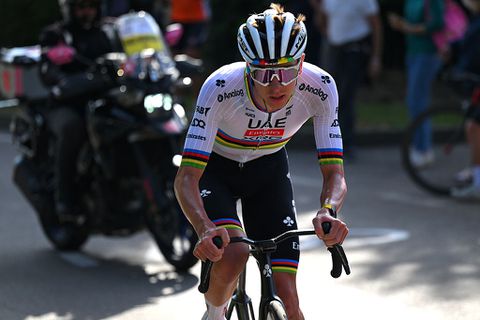 Sublieme Tadej Pogacar sloopt concurrentie en evenaart record in Ronde van Lombardije