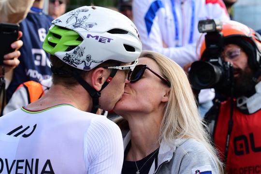 Vriendin van topwielrenner Tadej Pogacar legt uit waarom verloving al vier jaar duurt