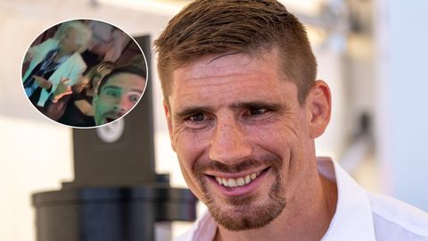 Verbaasd kickboksicoon Rico Verhoeven ziet zijn oma 'los' gaan op speciale avond: 'Het is tegen het einde van de nacht!'