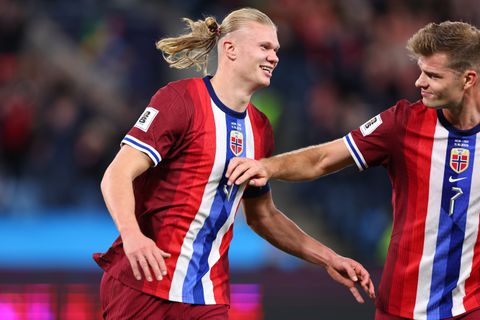 Topvoetballer Erling Haaland op bizarre wijze de mist in bij Noorwegen, maar revancheert zich direct