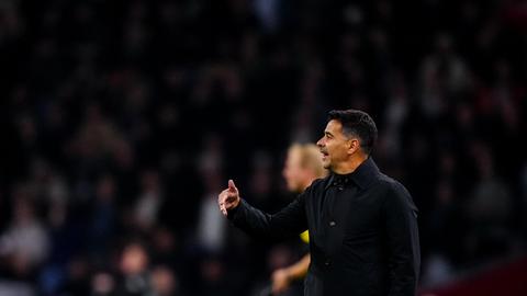 Ajax-coach Míchel Sánchez lacht om 'standbeeld uit Madame Tussauds': 'Ik merkte dat het publiek nerveus werd...'